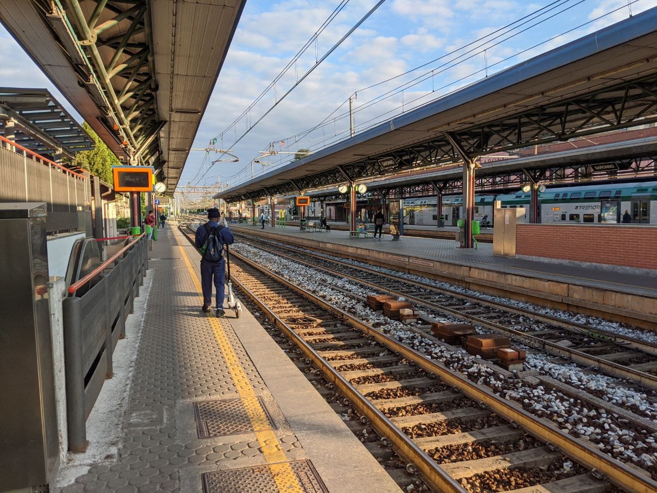 Coronavirus, i comitati dei pendolari: “Sui treni non ci siamo!” E alla stazione di Saronno neanche