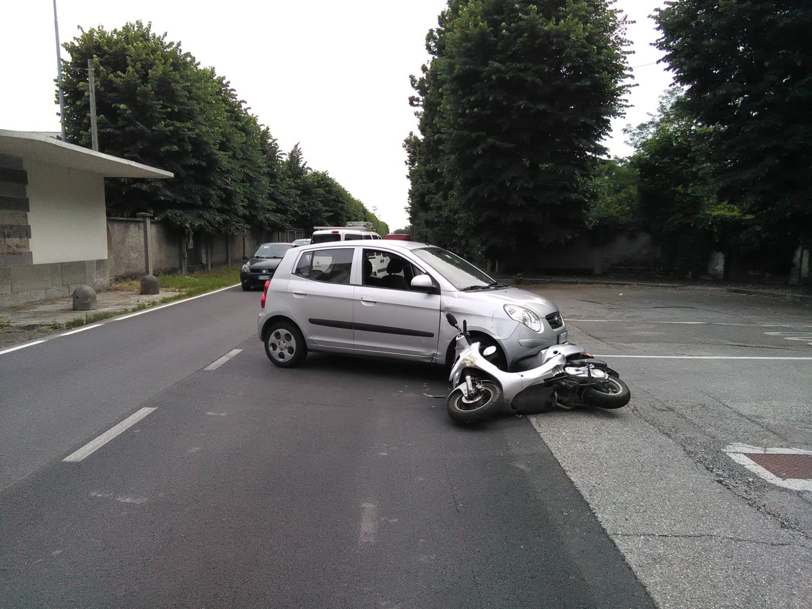 Origgio, scontro Hyundai-scooter: motociclista ferito