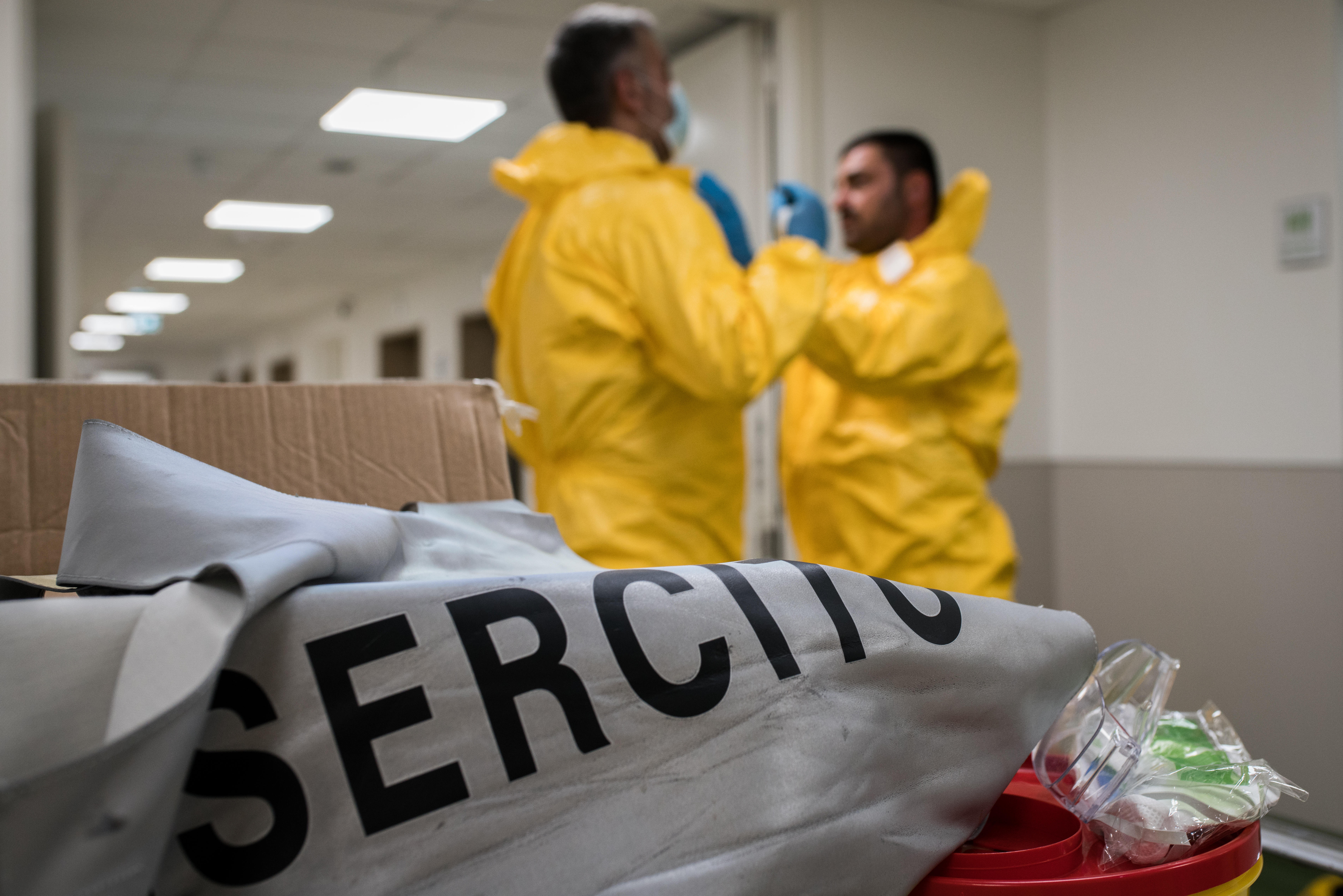 Coronavirus, sanificazione in corso all’ospedale di Saronno ad opera di 5 militari del nucleo disinfettori