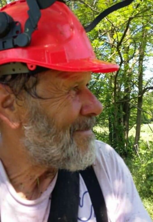Giansante Castellini al lavoro: da 30 anni ripulisce il Parco dei Mughetti