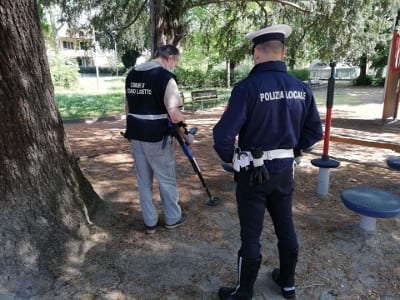 Fase 2, a Ceriano Laghetto il metal detector per bonificare i parchi pubblici