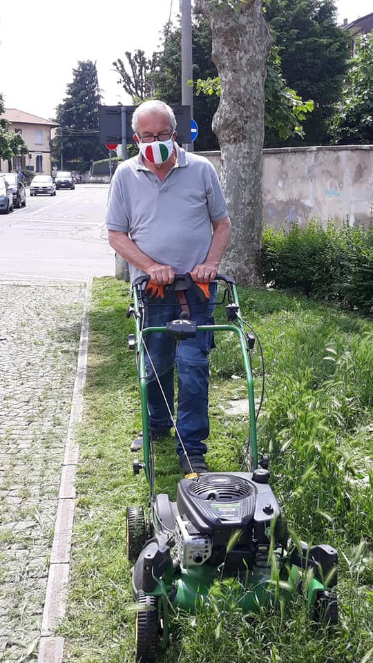 Fase 2 a Rovello Porro: sfalcio e pulizia giardinetti, il sindaco Pavan con i volontari dell’Ave