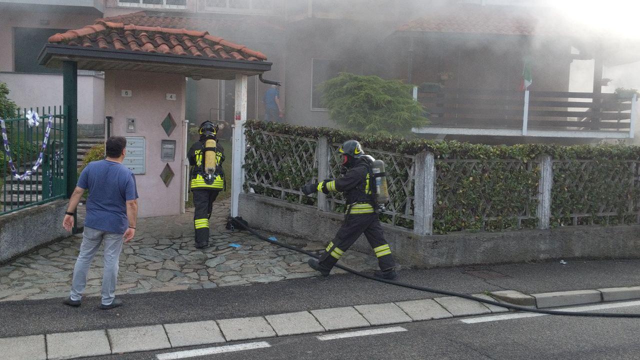 Incendio a Solaro in una villetta, fiamme e quartiere invaso dal fumo