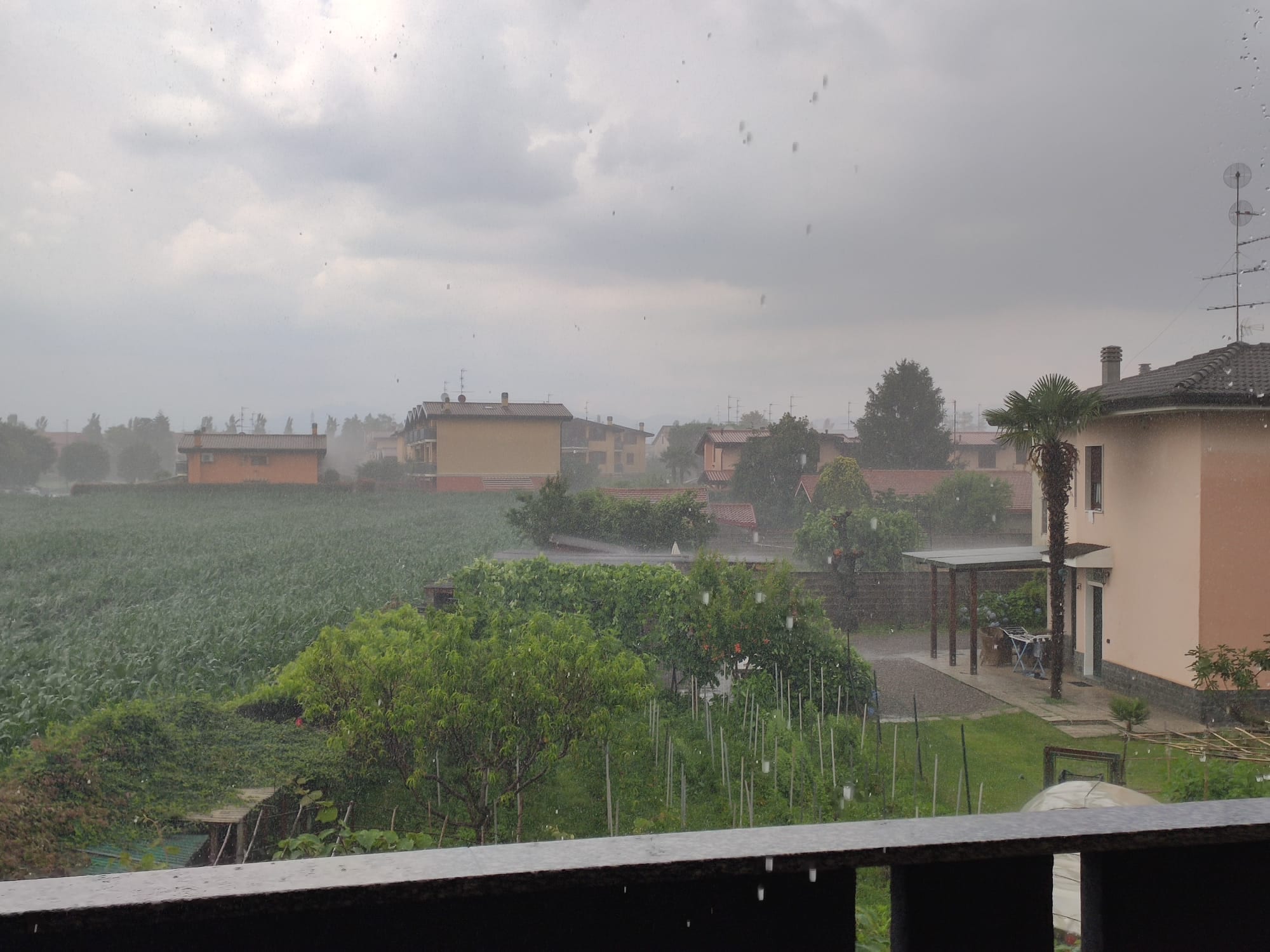 Meteo: violenta grandinata nella bassa comasca, pioggia intensissima a Saronno