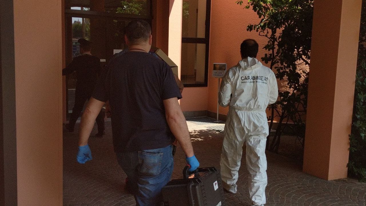 Dal racconto dei testimoni all’ingresso della scientifica: rapina in banca fallita a Saronno. Foto e video