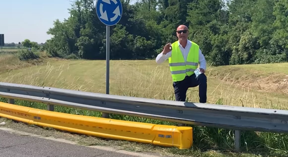 Guard rail gialli “salva motociclisti” nella tangenzialina: il grazie del sindaco Crippa