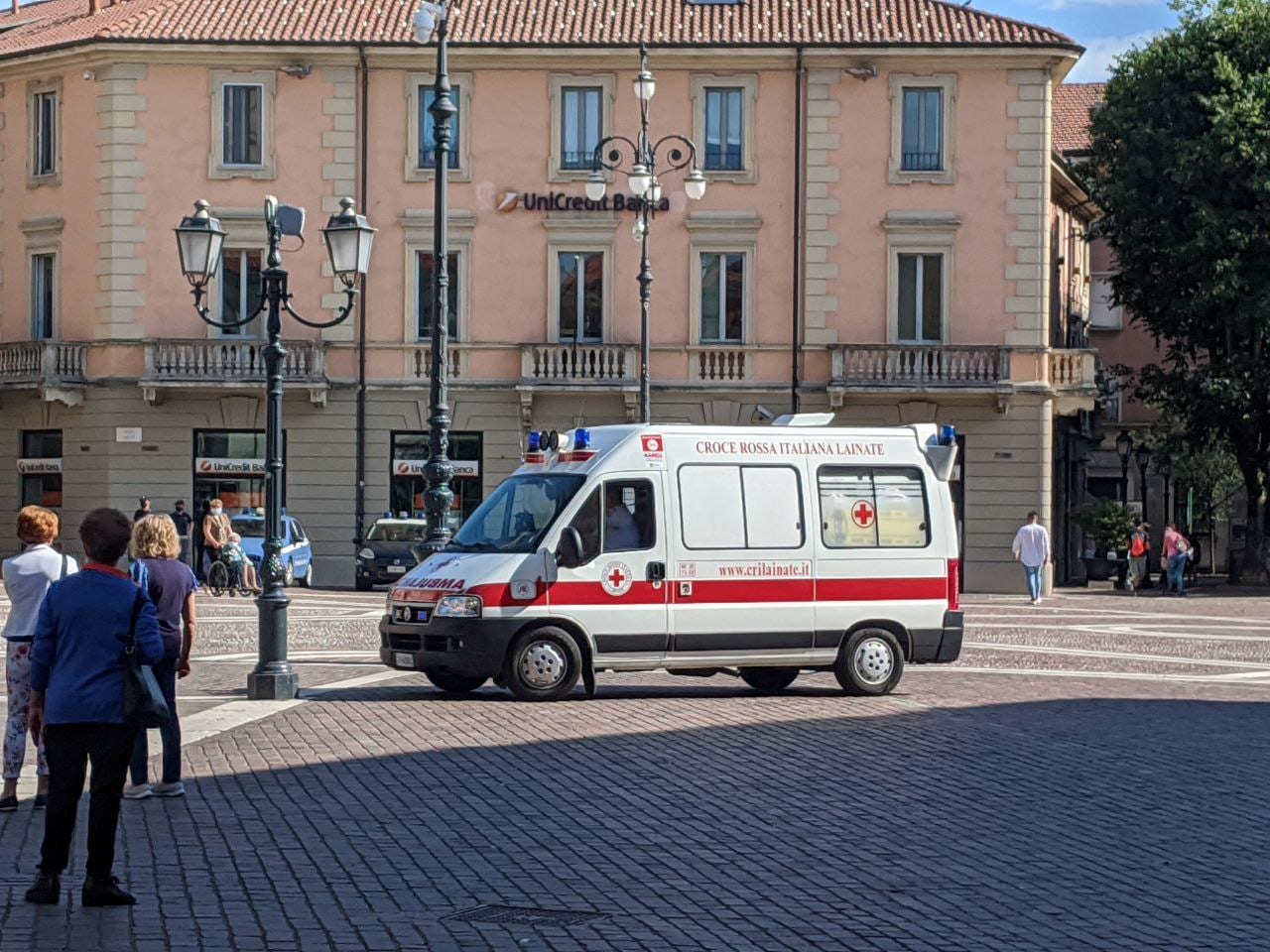 Saronno, inciampa e cade in piazza Libertà: arriva l’ambulanza