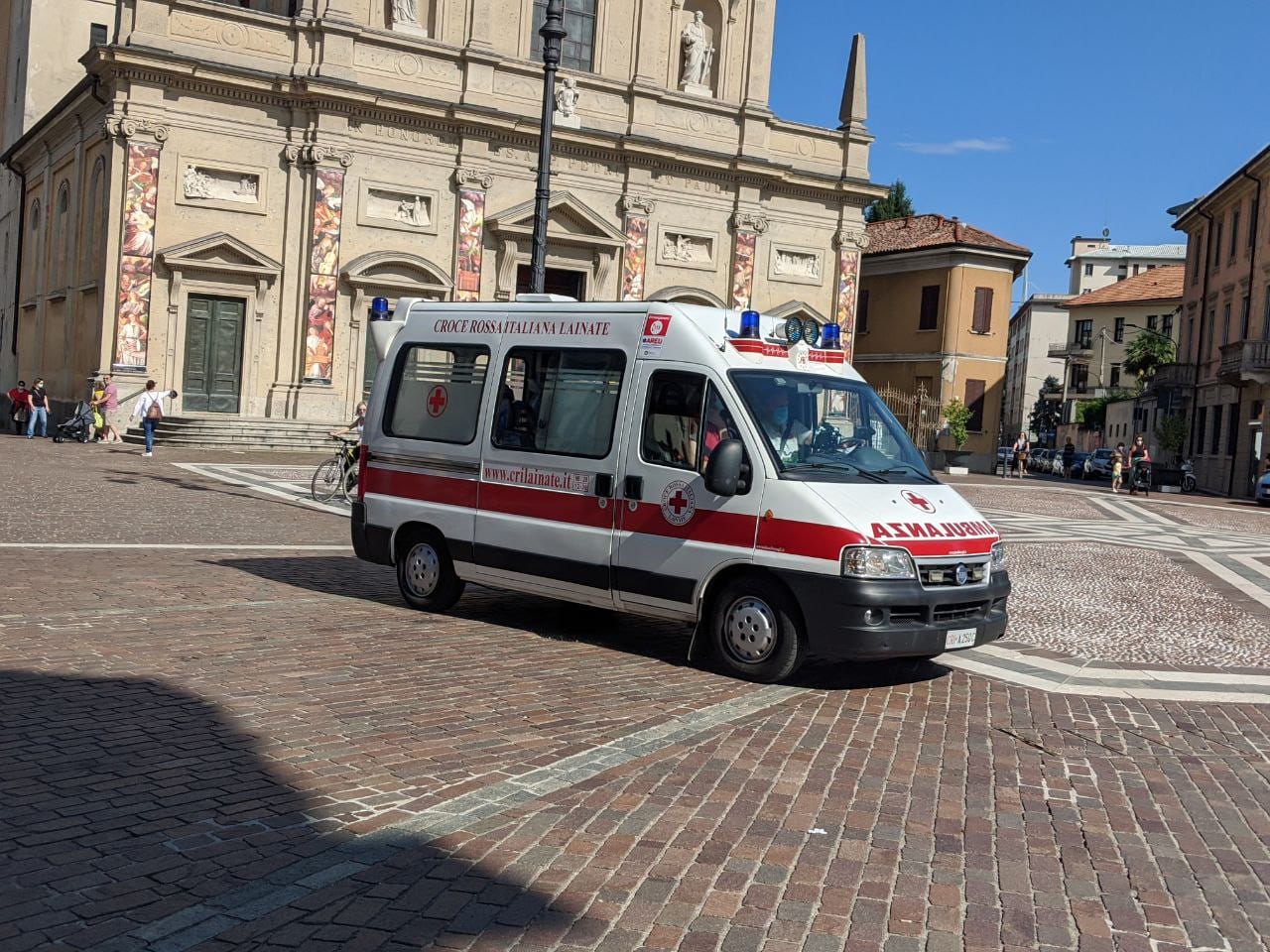 Saronno, esagitato in centro: fermato da carabinieri e soccorritori dopo un inseguimento