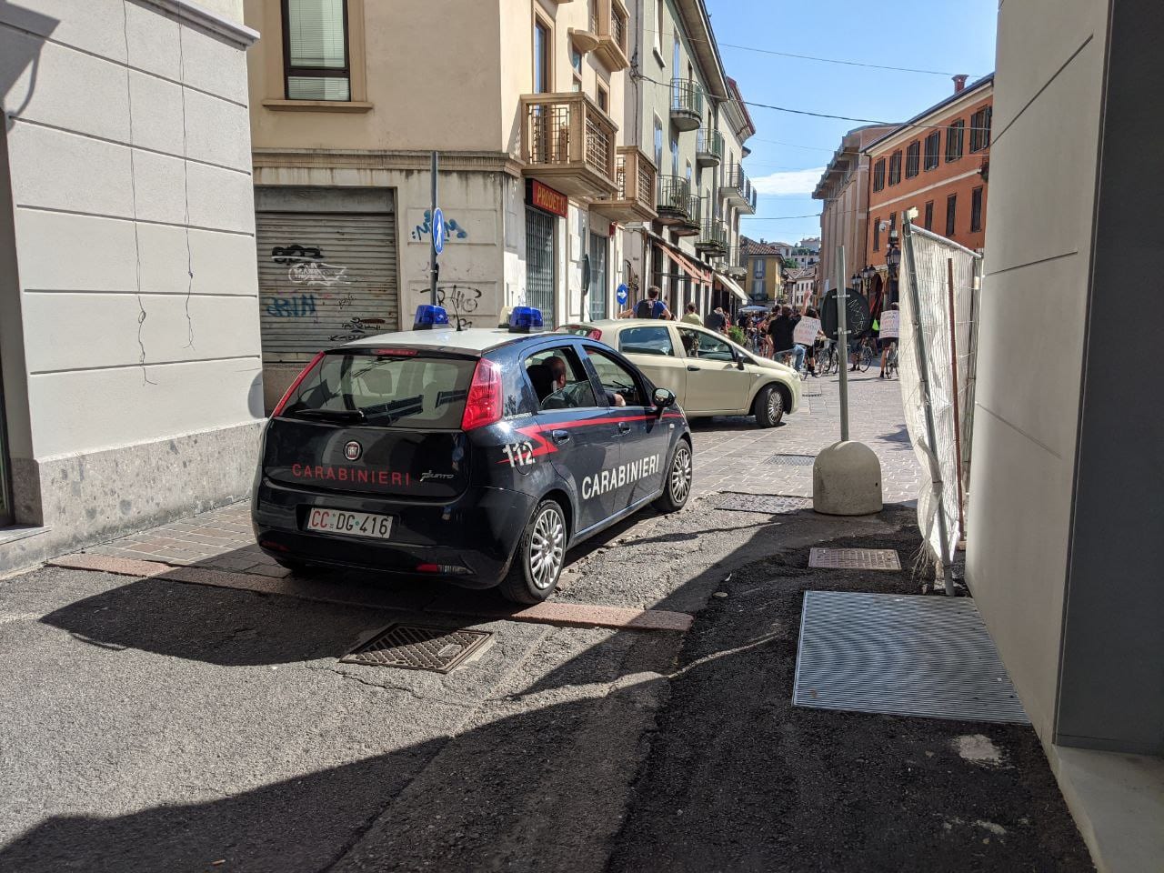 Malore in zona pedonale, ambulanza e carabinieri in via Padre Monti a Saronno