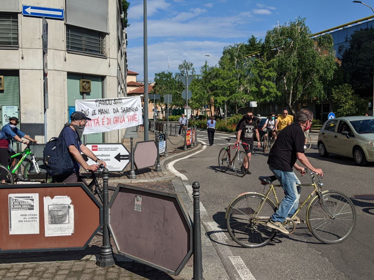 Critical mass: anarchici in bicicletta per le vie del centro