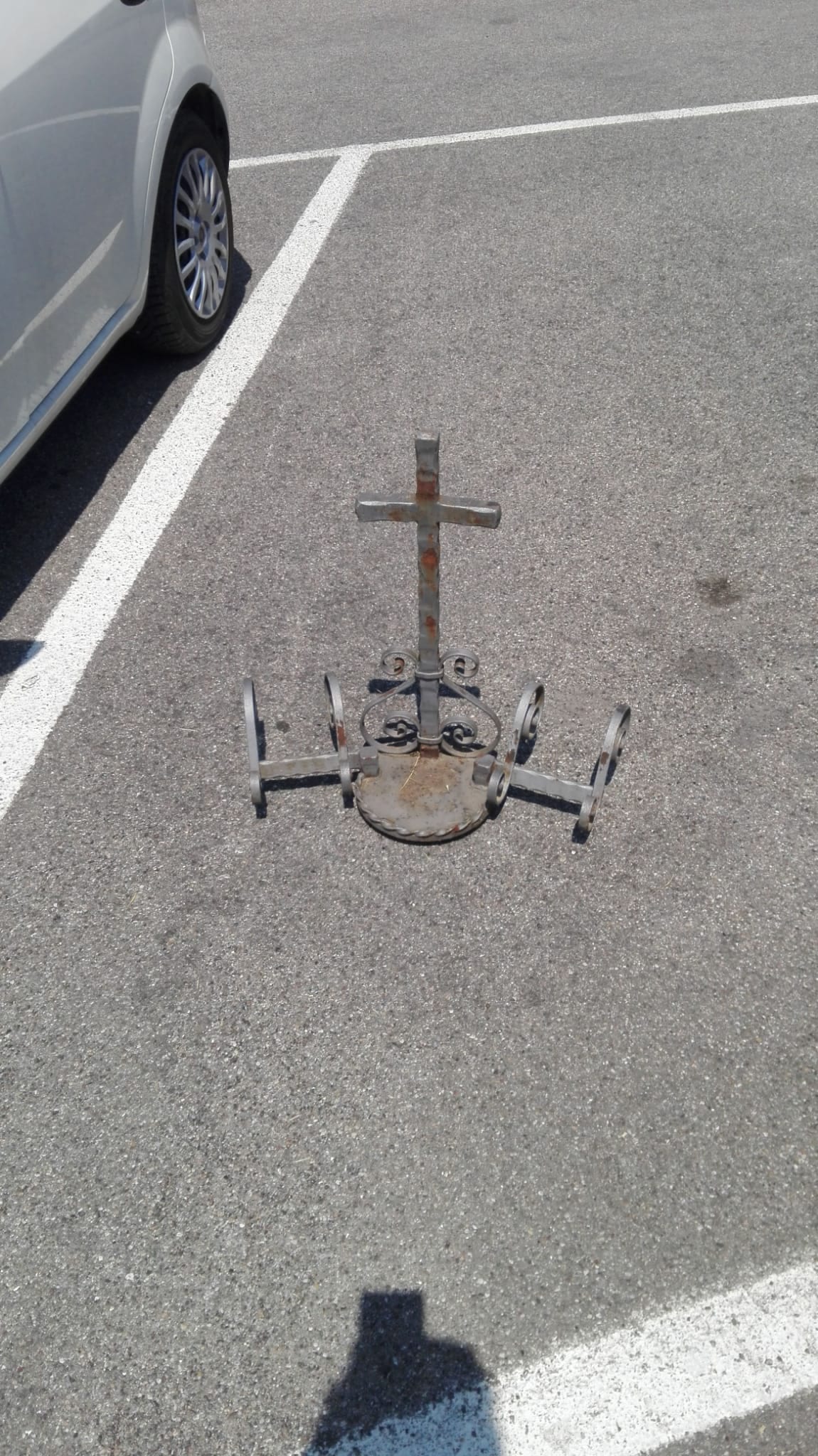 Dopo l’angioletto al Parco Alpini ora si cerca il proprietario della croce “ritrovata” in Cassina