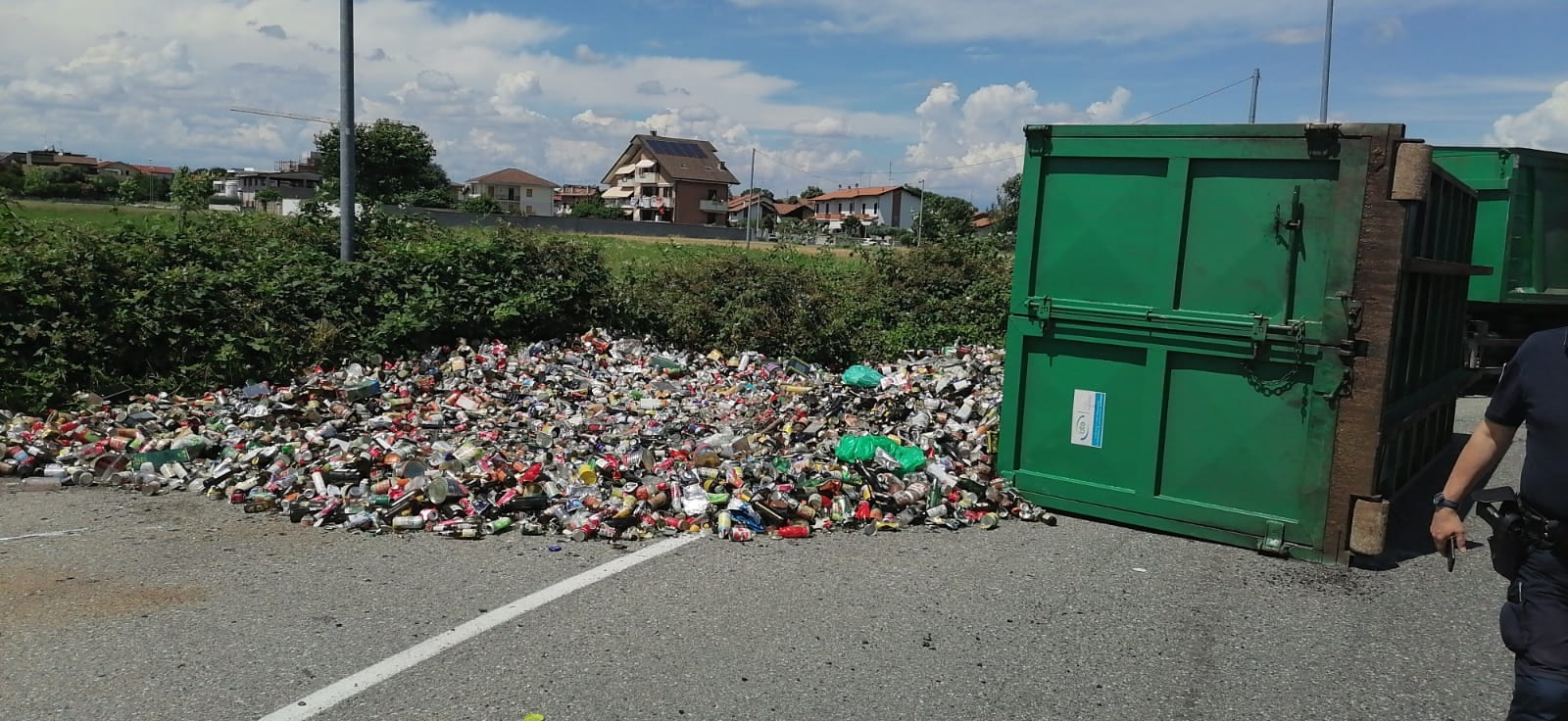 Uboldo, camion perde container: migliaia di lattine usate finiscono in strada
