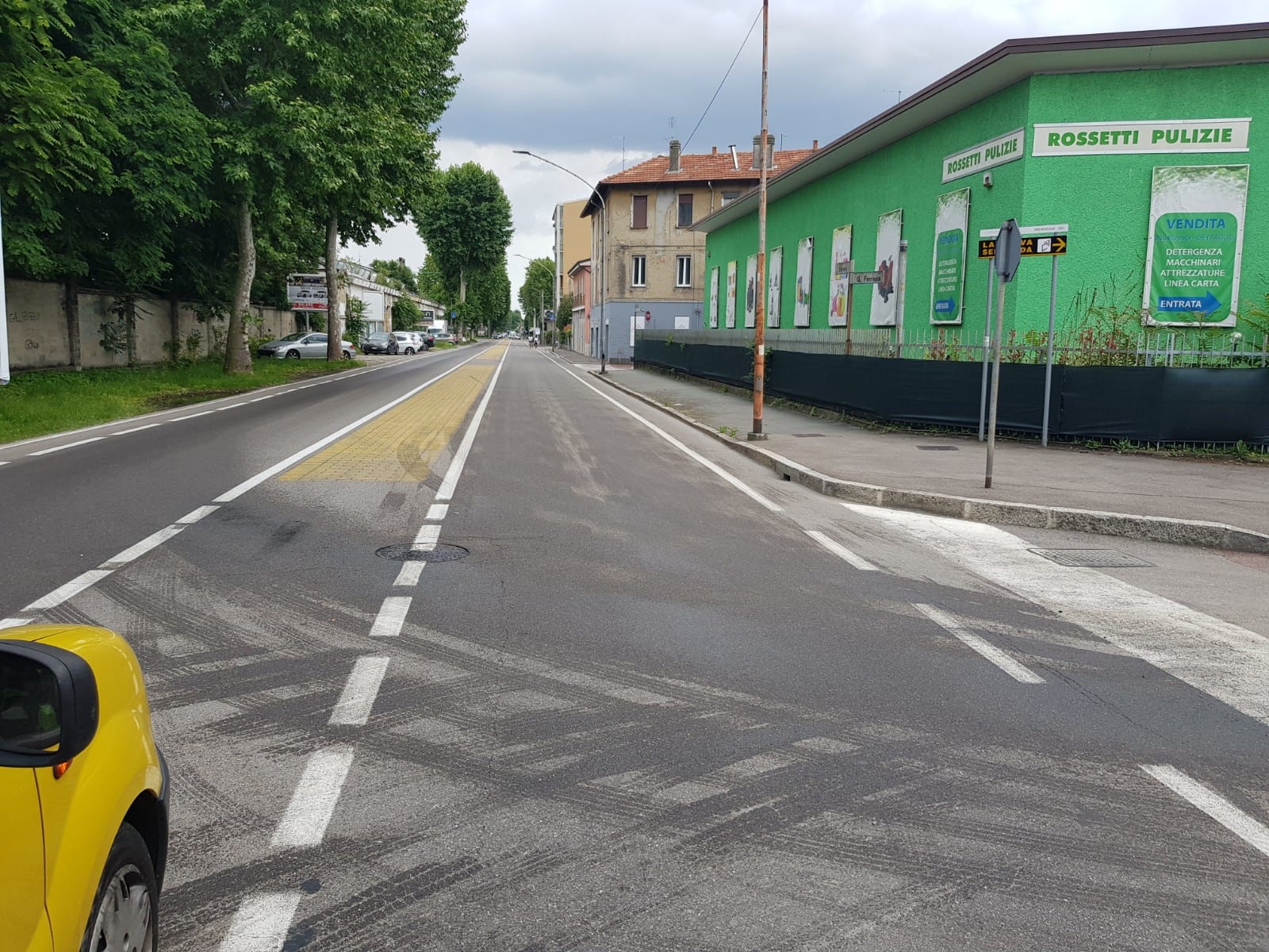 Maxi chiazza d’olio tra via Varese e via Milano: carabinieri e polizia locale mobilitati