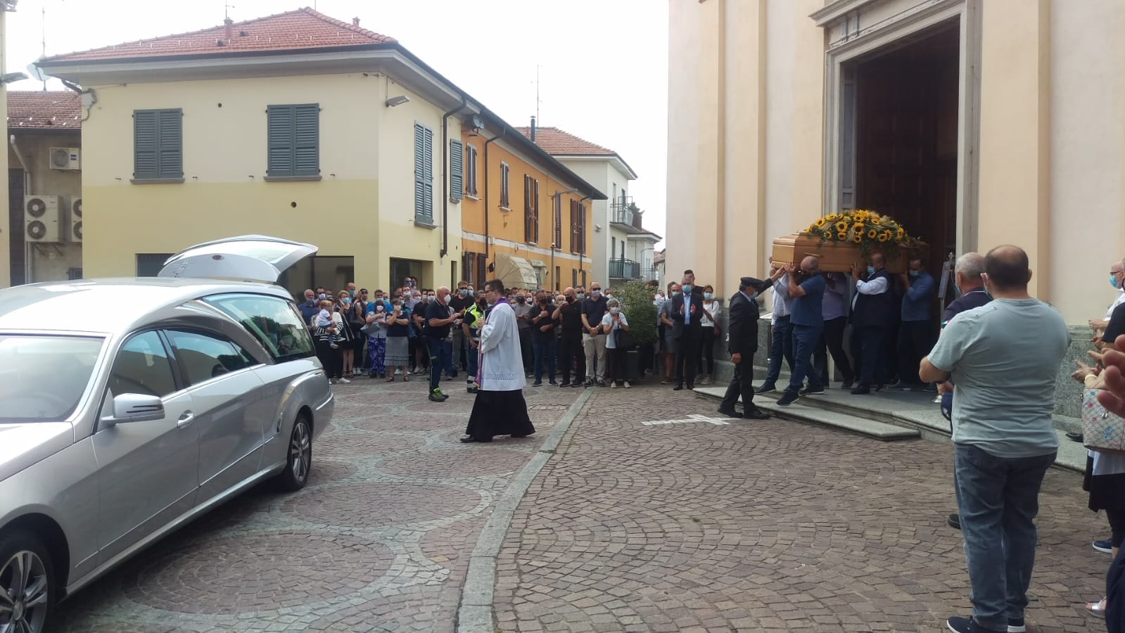 Funerale Bruno Piuri, parata di trattori per “un uomo di cui non si cancellerà mai il ricordo”