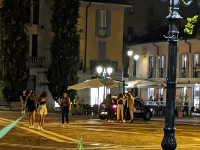 Folla di giovani in piazza Libertà a Saronno, in 100 senza mascherina