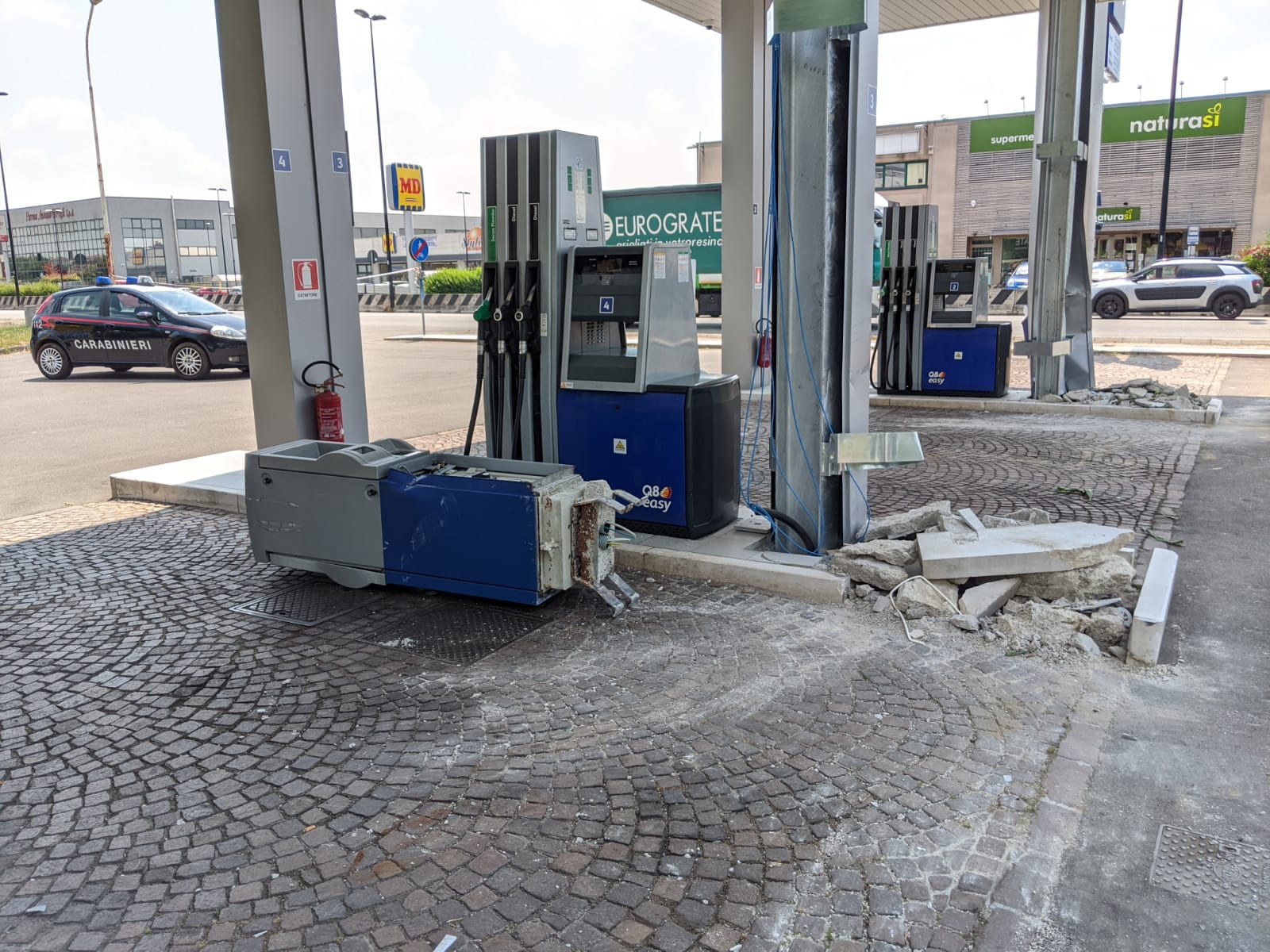 Assalto notturno al bancomat del distributore di benzina sulla Saronno-Monza