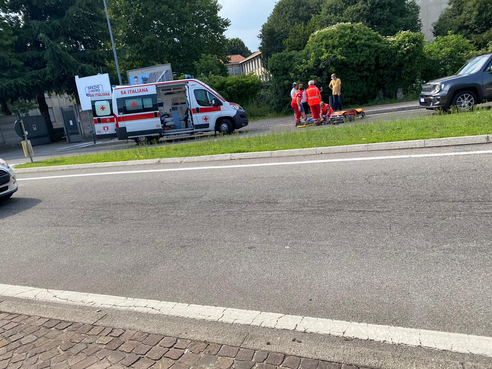 Incidente alle porte di Saronno: scontro auto moto al rondò fra via Varese e via Parma