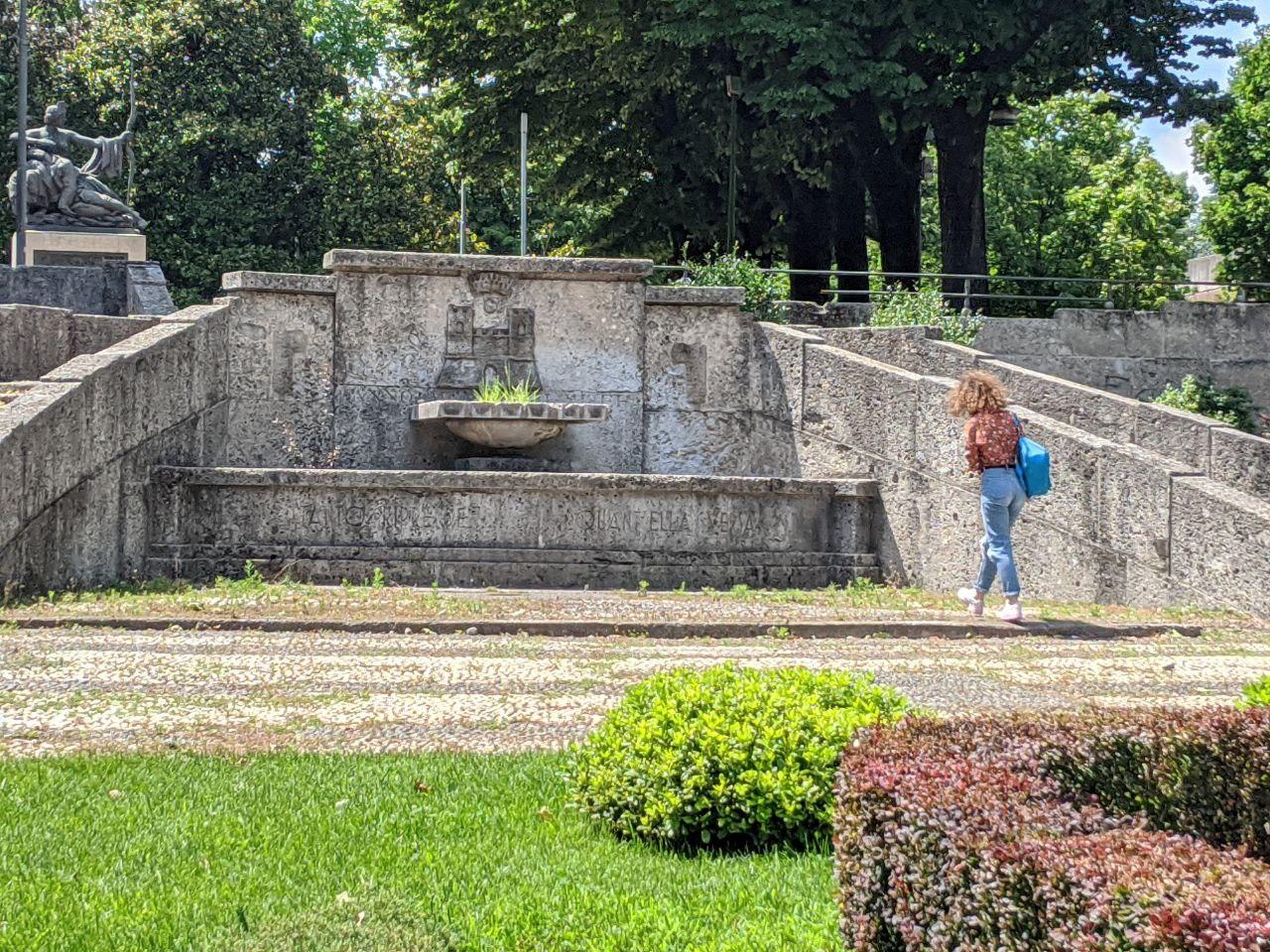 Malore nei pressi del monumento ai caduti di Saronno, arriva l’ambulanza