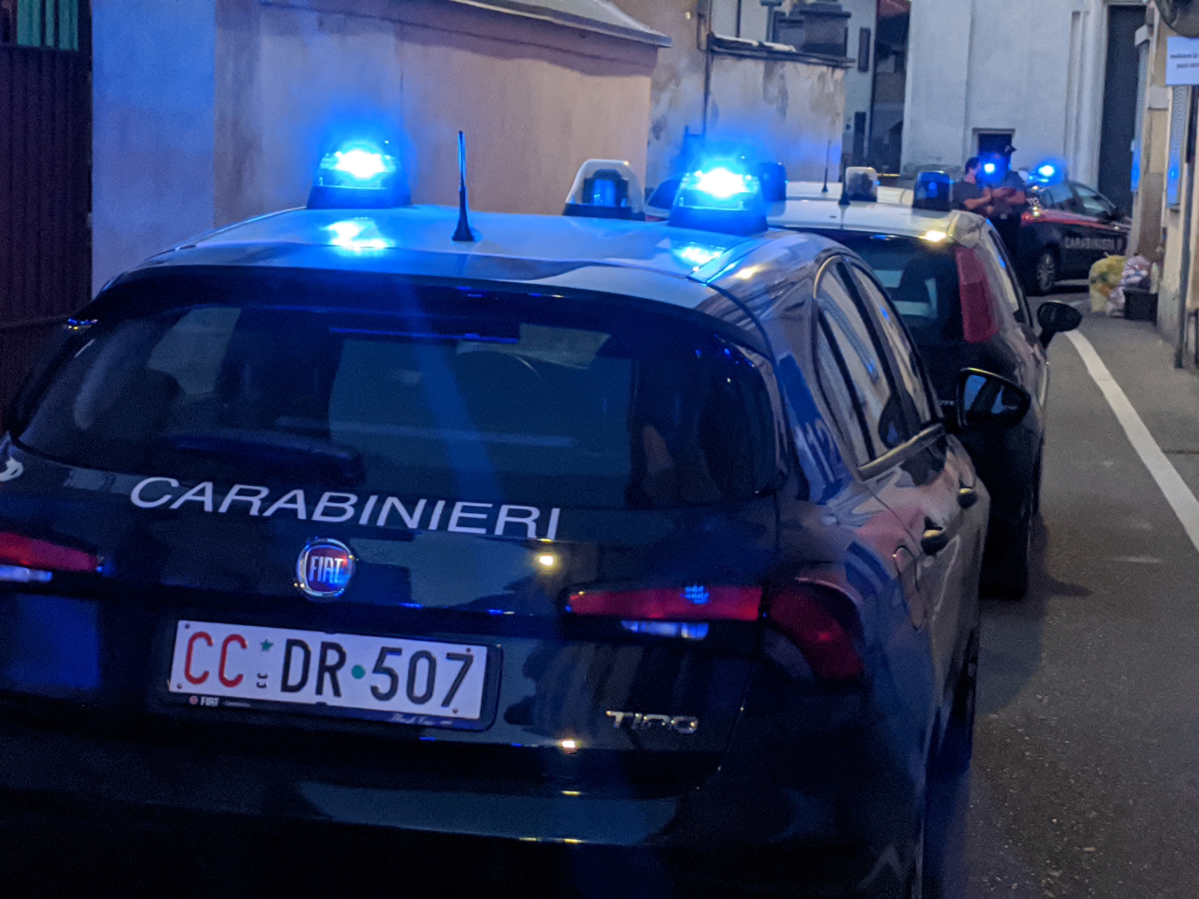 Abbiate Guazzone: sfonda una vetrata e vaga mezzo nudo. 19enne “ritrovato” dai carabinieri
