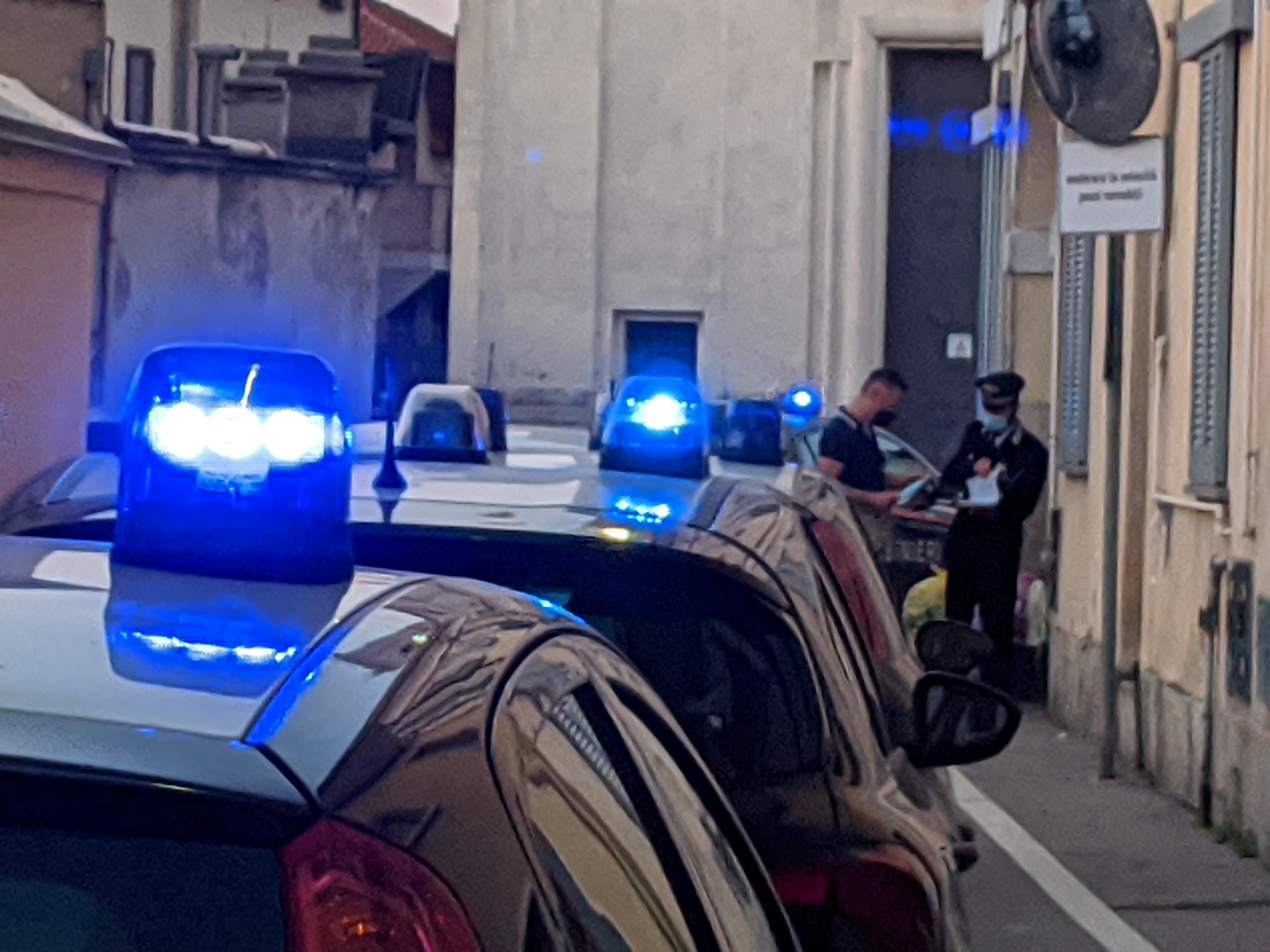 Movida, a Cesano Maderno lancio di bottiglie contro le forze dell’ordine