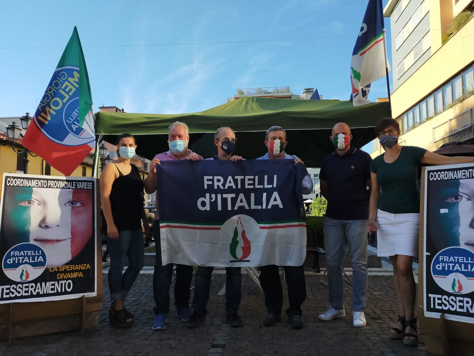 Saronno, Fratelli d’Italia in piazza Avis per promuovere il tesseramento