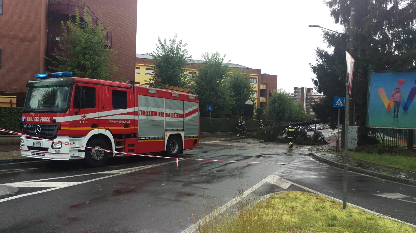 Nubifragio, pompieri in via Don Volpi a Saronno per caduta grosso albero