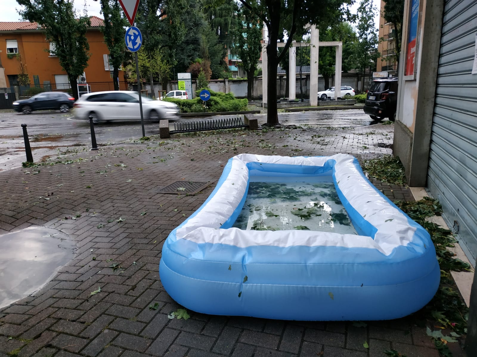 Nubifragio, in piazza Caduti a Saronno spunta… una piscina