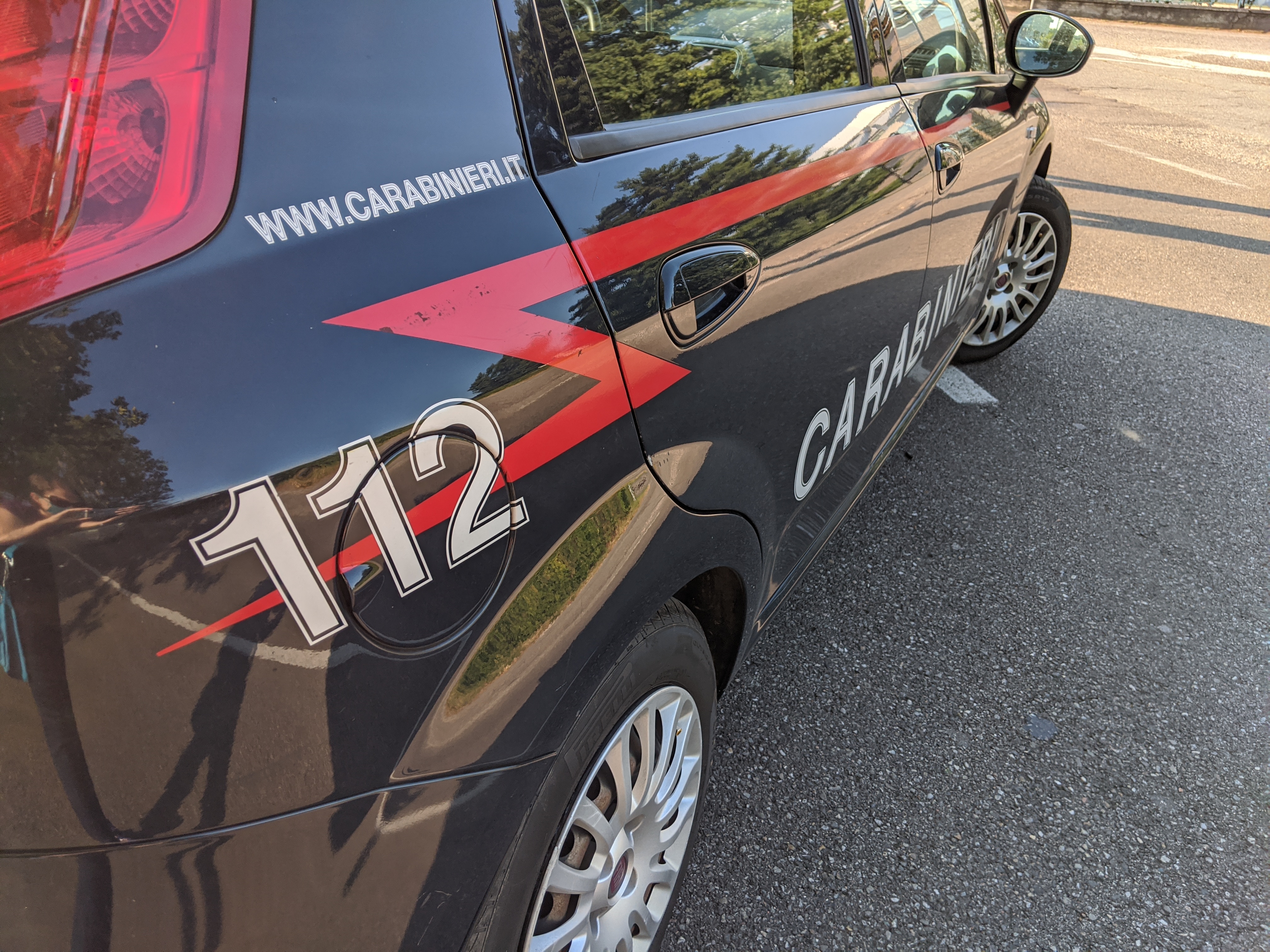 Senza patente e assicurazione 23enne colpisce l’auto dei carabinieri mentre tenta di scappare