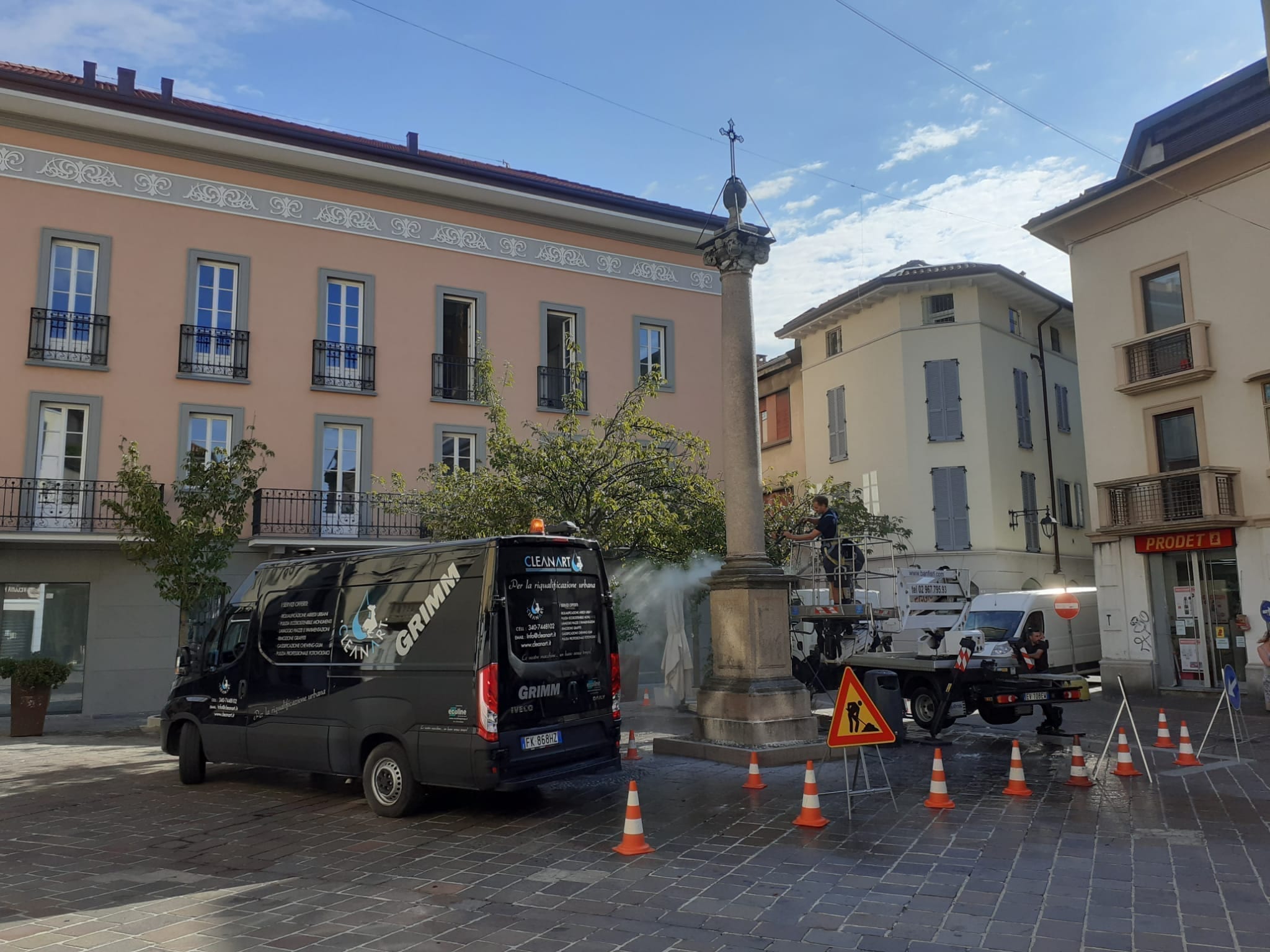 La pulizia della colonna della croce di piazza Portici… svela un’inedita pagina di storia saronnese
