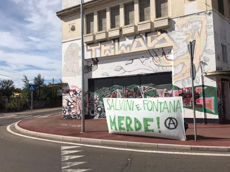 Striscioni anarchici sparsi per la città contro Salvini e Fontana