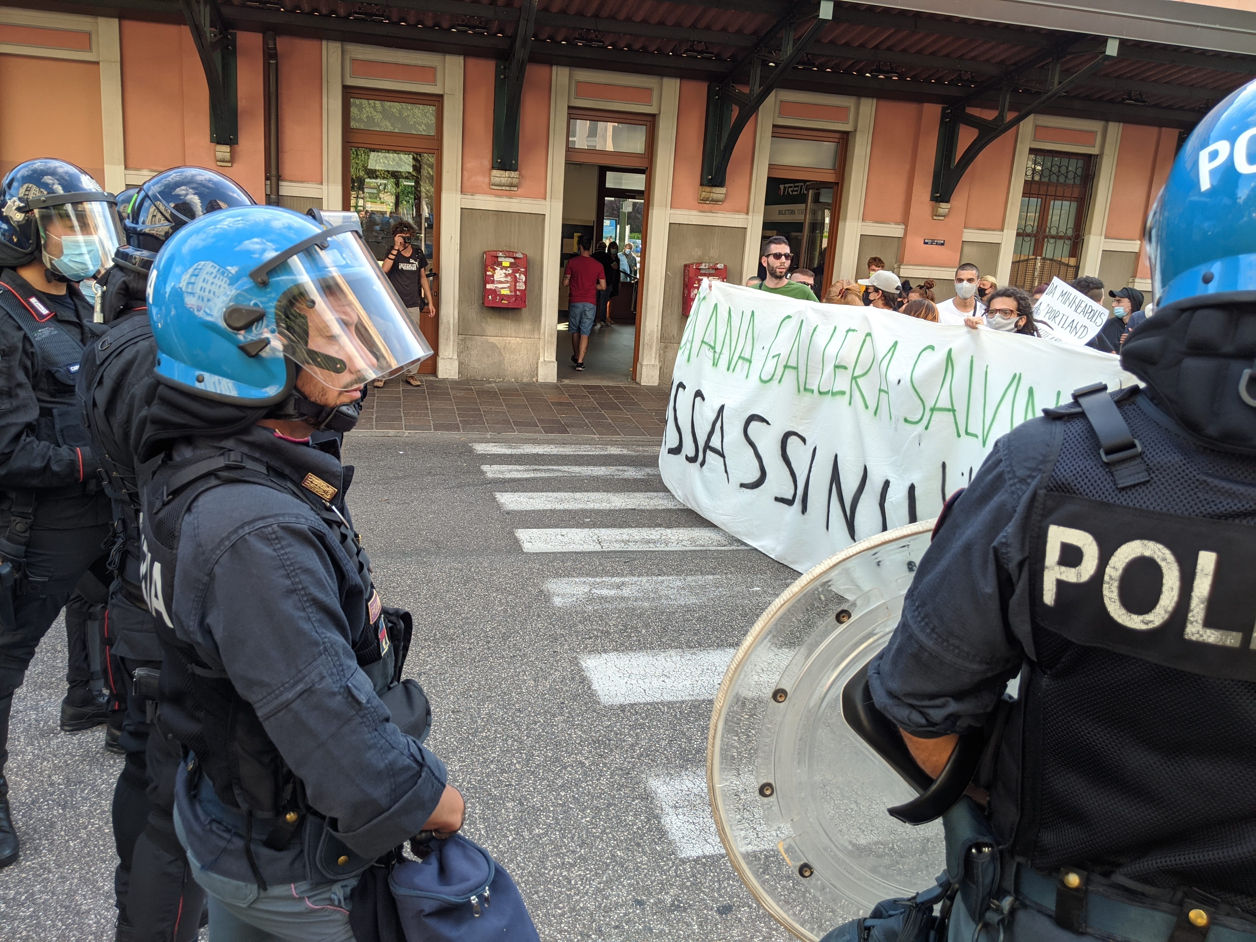 In attesa di Salvini gli anarchici bloccano Saronno: diretta