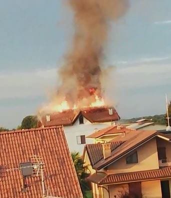Devastante incendio all’alba, evacuata una famiglia a Cogliate