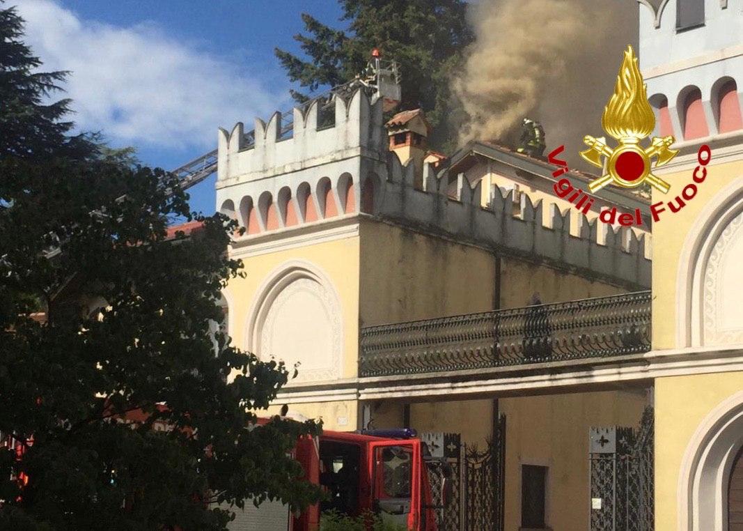 Incendio villa storica a Bodio, in aiuto anche i pompieri di Saronno
