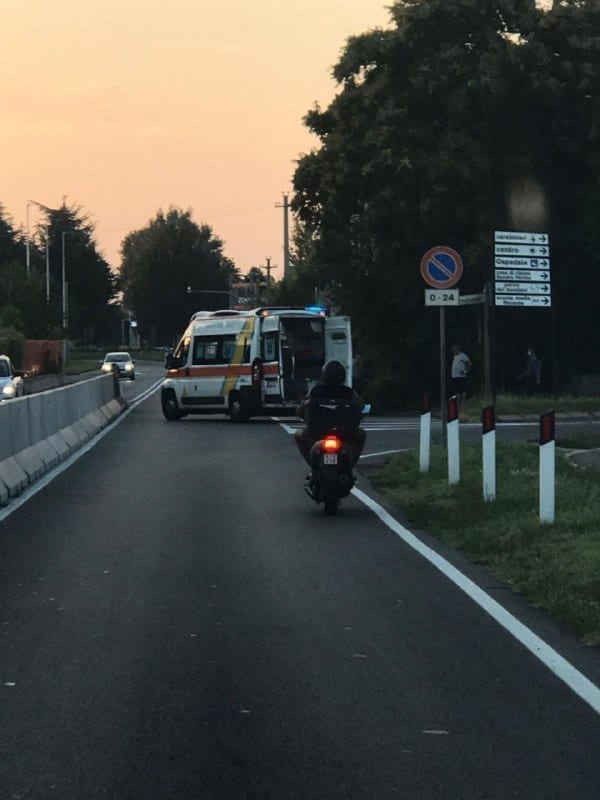 Caronno Pertusella, ciclista investita in via Bergamo