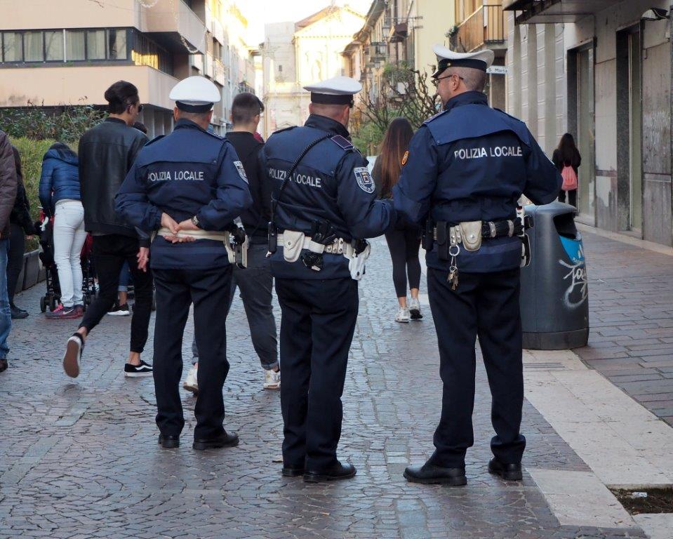 Minaccia di “mandare gli albanesi” alla polizia locale di Saronno: negoziante denunciato
