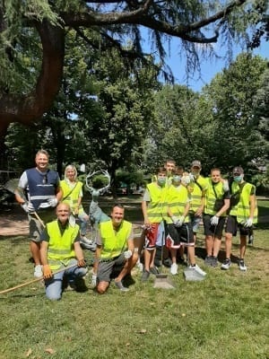 Ceriano Laghetto: Giunta e giovani volontari puliscono il Giardinone