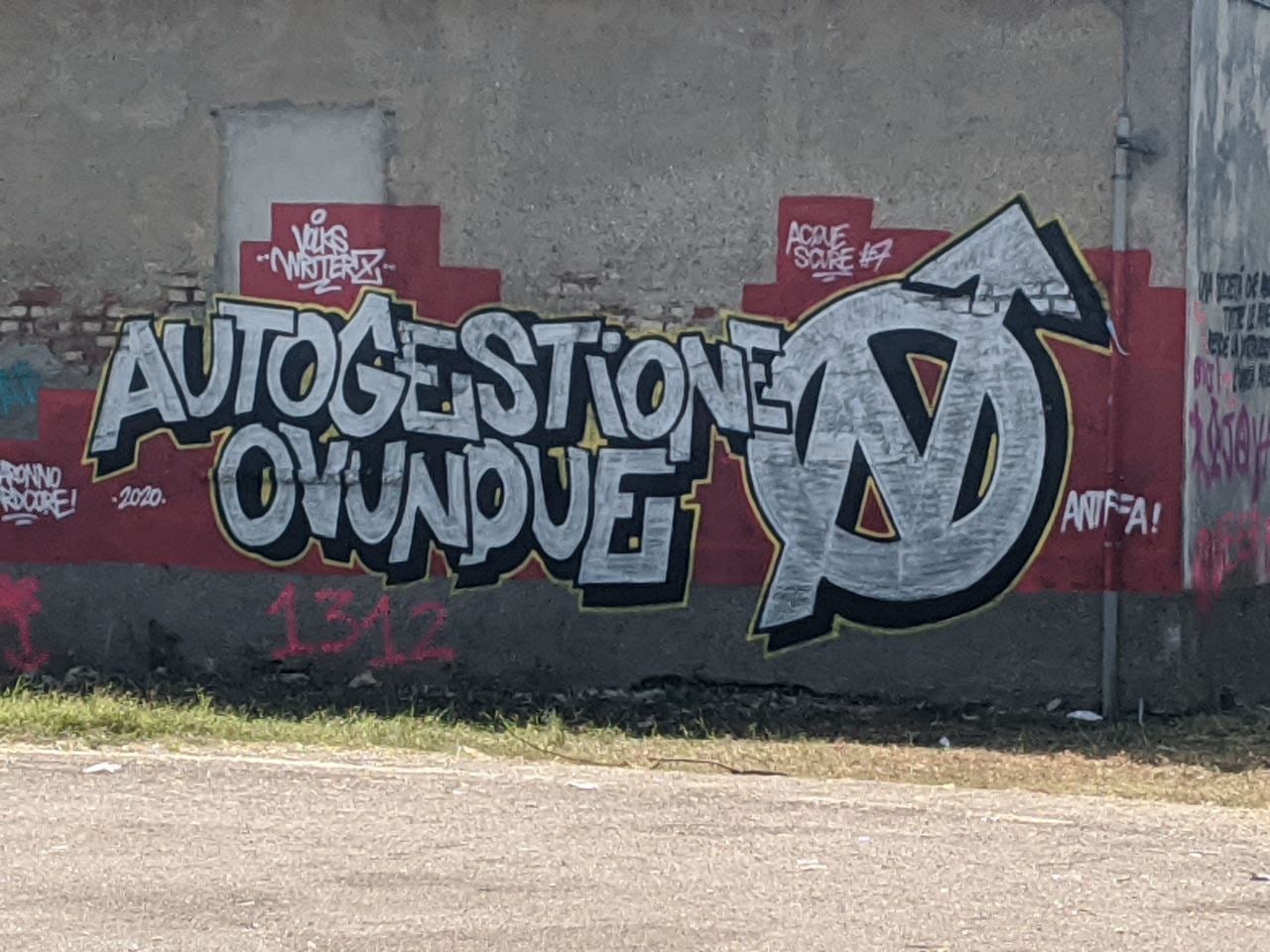 Graffiti e spazzatura: i resti della notte anarchica a Saronno sud