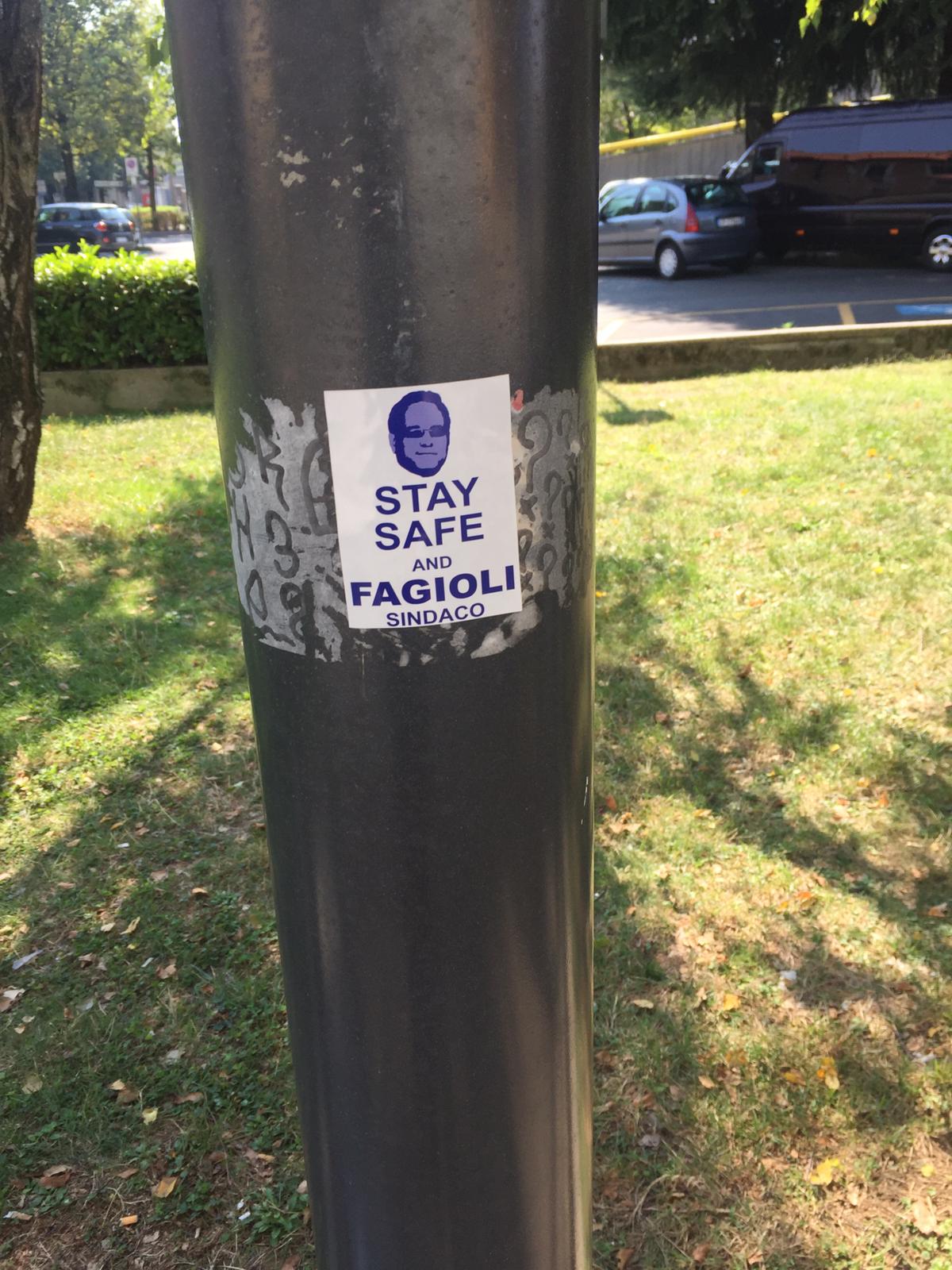 Sticker bianchi e viola per “la sicurezza e Fagioli sindaco”