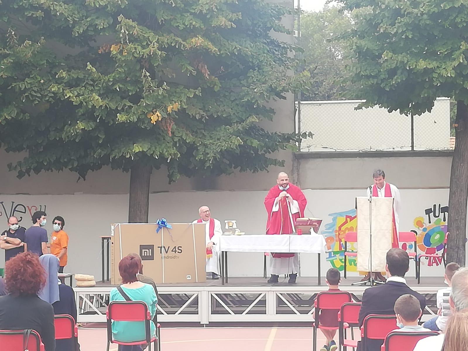 Grande messa all’oratorio di via Legnani per salutare don Stefano