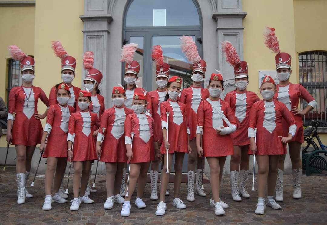 Gerenzano, il Corpo Musicale Santa Cecilia sfila con le Majorettes: le foto