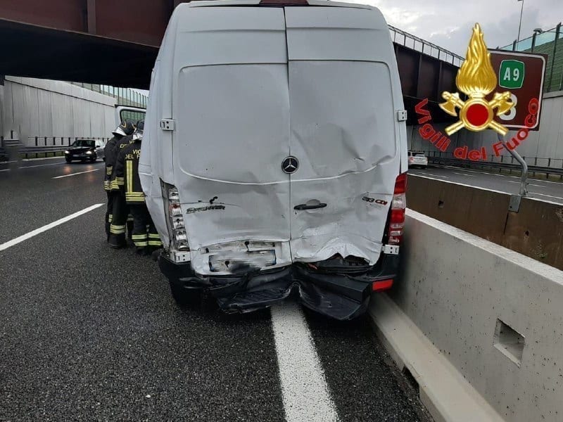 Incidente in A9, scontro fra due furgoni e auto all’uscita di Saronno