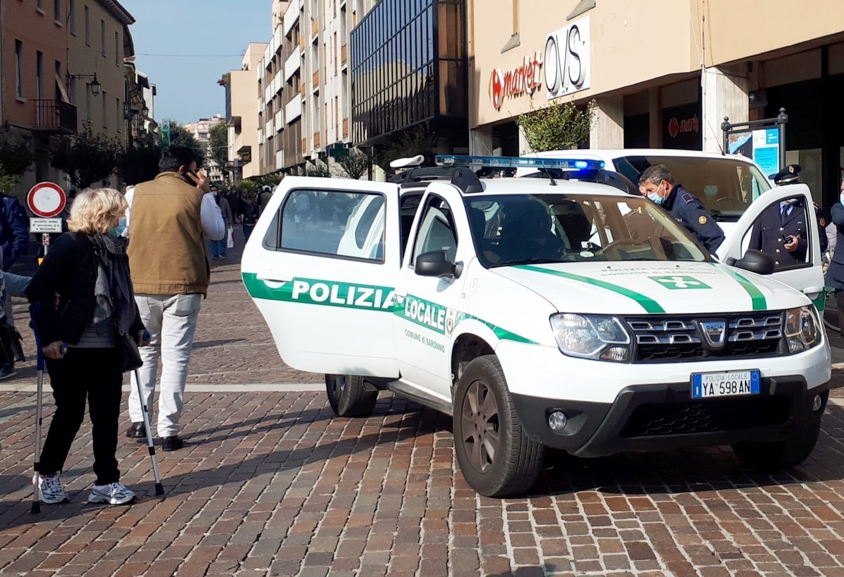 Abbracci calorosi… e sospetti ai passanti nel centro storico di Saronno