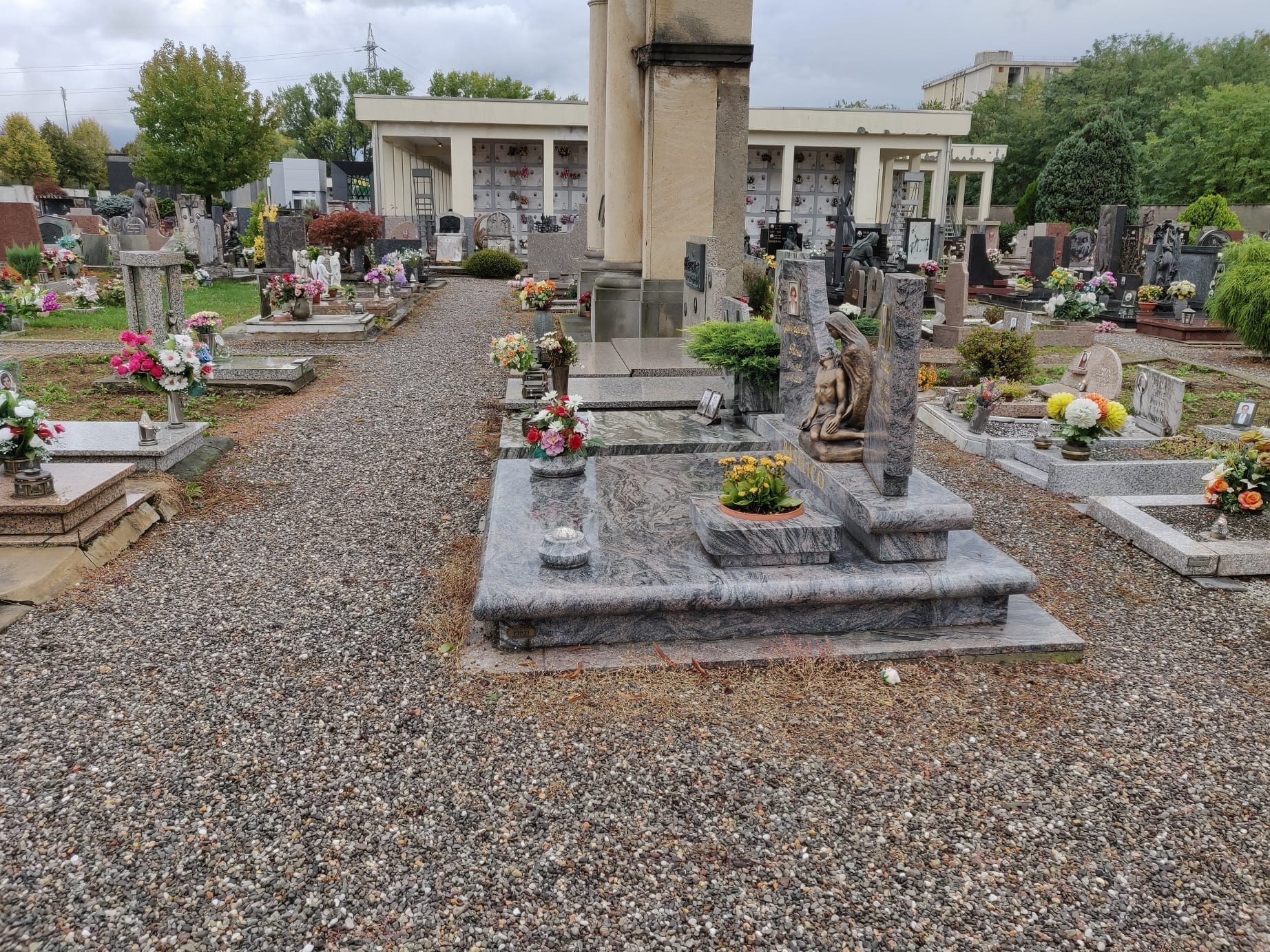 Solaro, esternalizzata la gestione del cimitero comunale