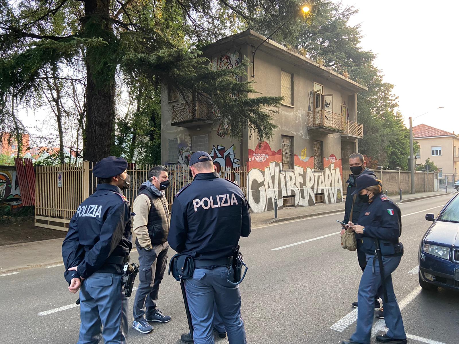 Anarchici Saronno, denunce per l’occupazione in via San Francesco: “Capi non ne abbiamo”