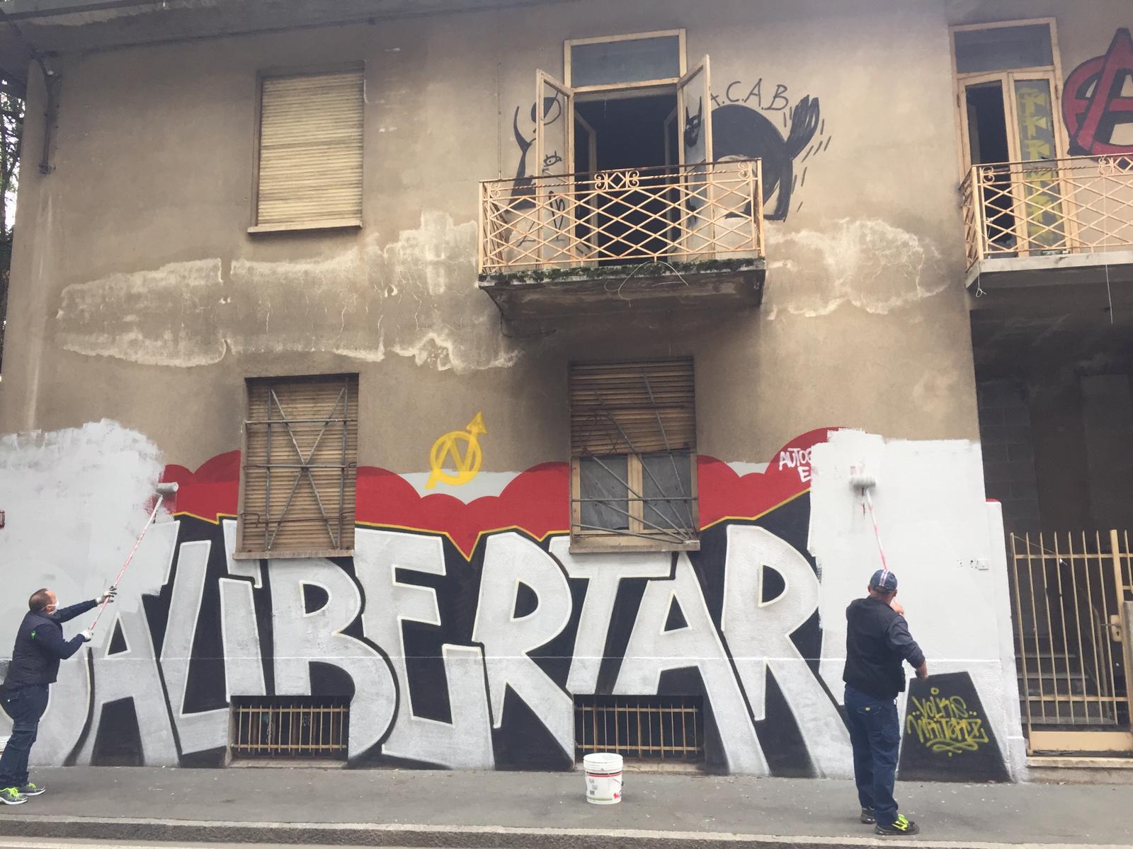 Ca’ Libertaria: vernice bianca cancella il graffito sulla casa sgomberata
