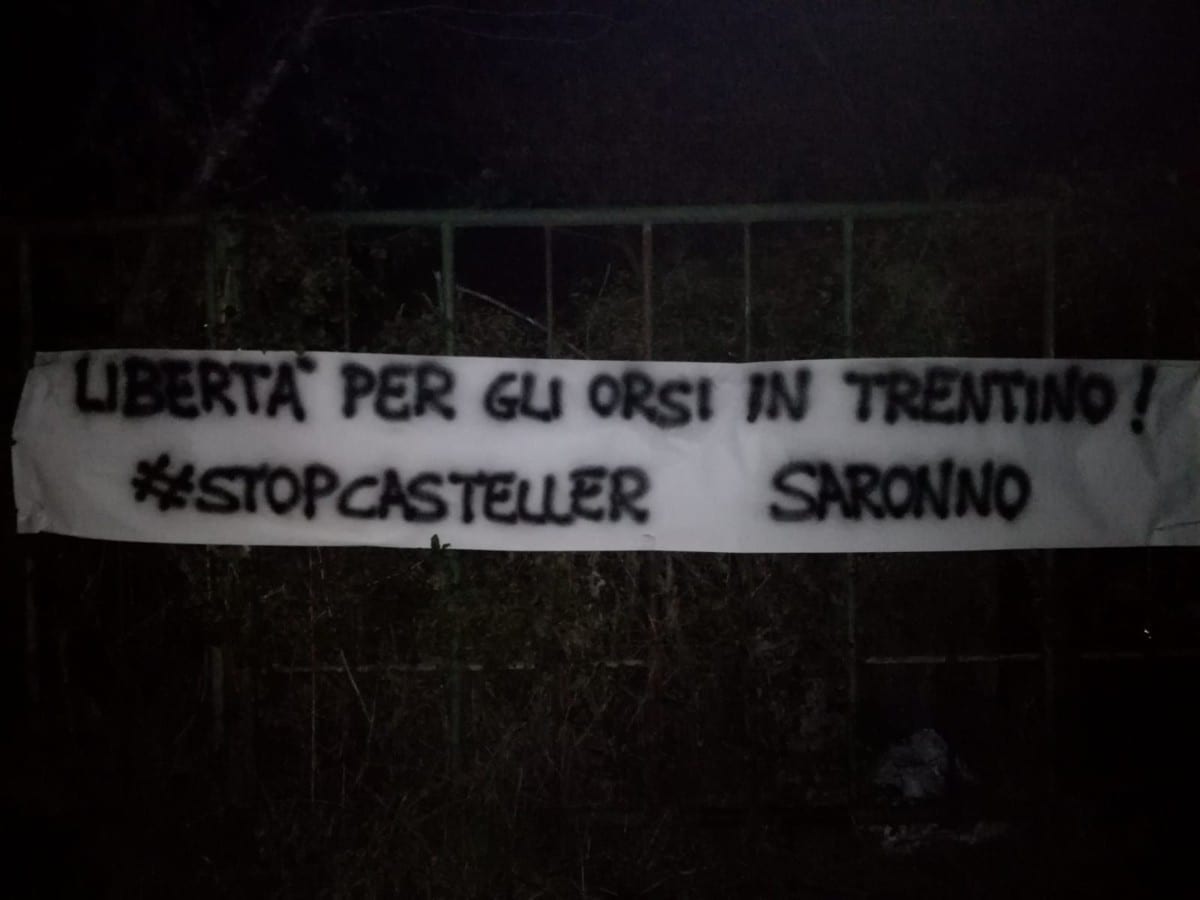 Striscione tra Saronno e Uboldo per chiedere la libertà di tre orsi in Trentino