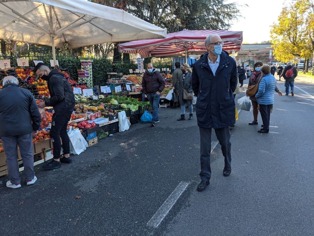 Varese, cresce la spesa all’aria aperta. Con il caldo, exploit di frutta e verdura all’AgriMercato