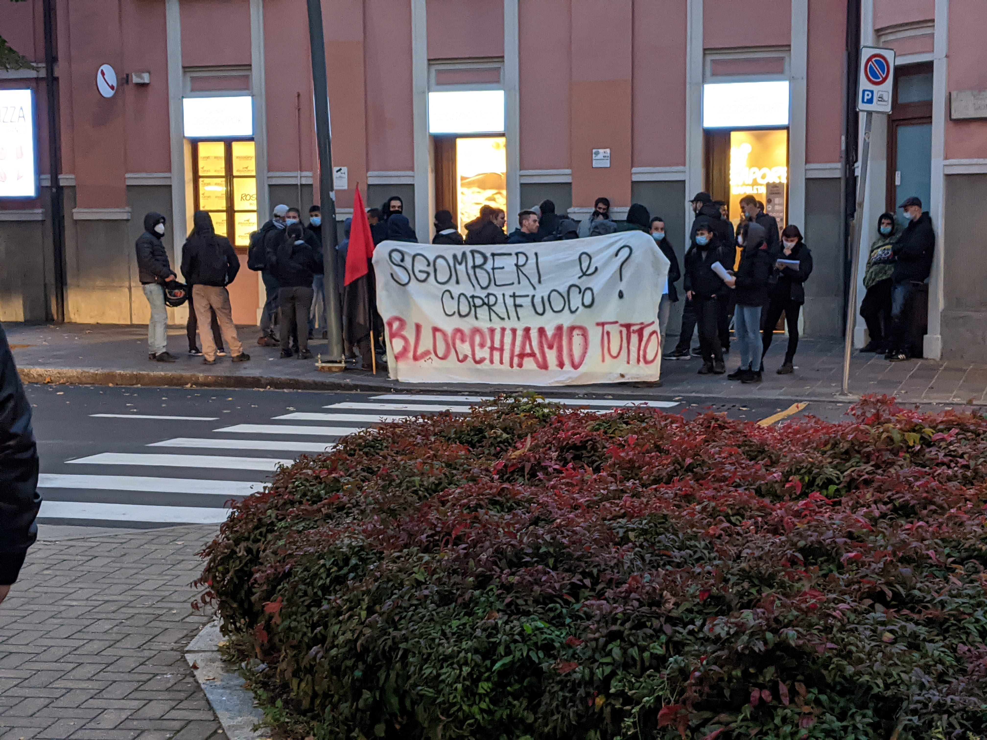 Sgombero Cà Libertaria, presidio anarchico in stazione centrale a Saronno, diretta