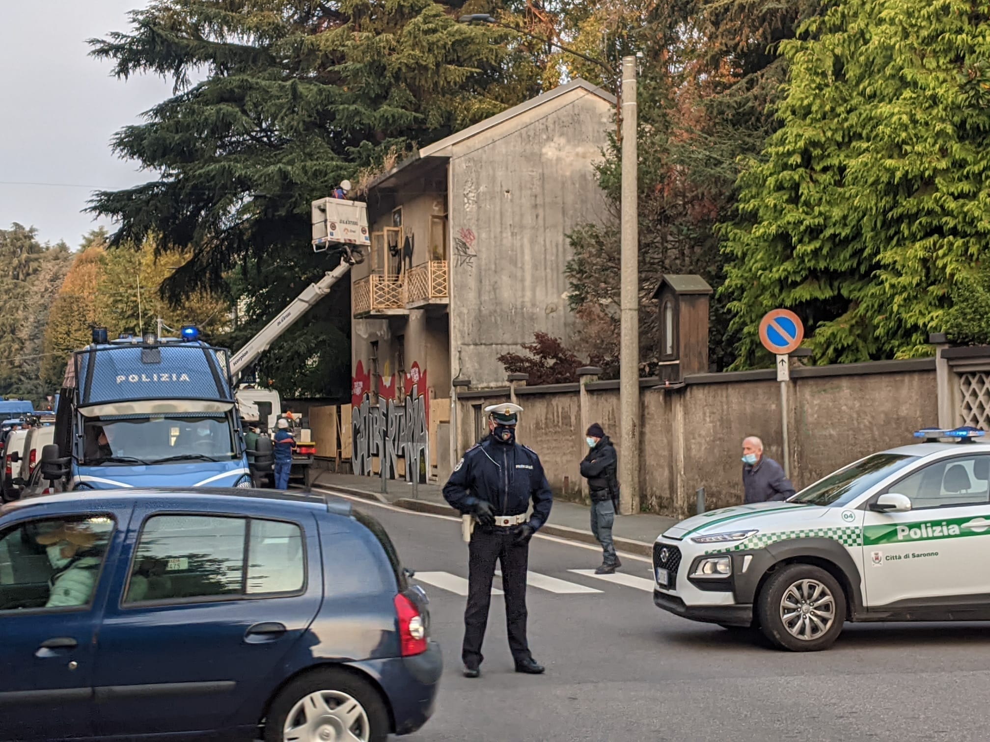Sgombero di Ca’ Libertaria: blindati schierati in via San Francesco (foto)
