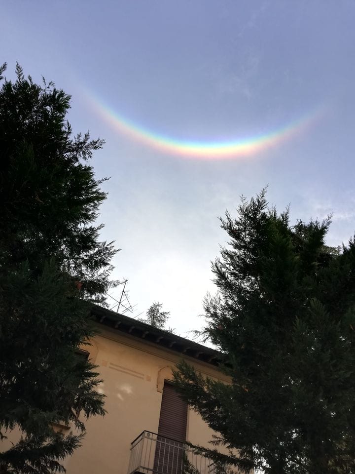 Arcobaleno… all’insù: strano fenomeno nel cielo